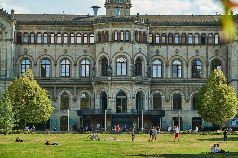 Selain pendidikan formal, UNHAN juga aktif dalam berbagai kegiatan penelitian dan pengabdian masyarakat yang berkaitan dengan bidang pertahanan dan keamanan. Hal ini bertujuan untuk menghasilkan penelitian yang berkualitas dan memberikan kontribusi positif bagi pertahanan negara.