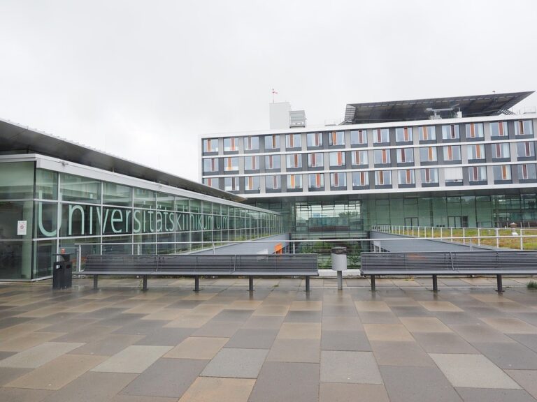 Universitas Brawijaya (UB) Malang merupakan salah satu perguruan tinggi ternama di Indonesia yang terletak di kota Malang, Jawa Timur. Didirikan pada tahun 1963, UB telah menjadi salah satu universitas terkemuka di Indonesia dengan berbagai program studi yang berkualitas dan fasilitas yang memadai.