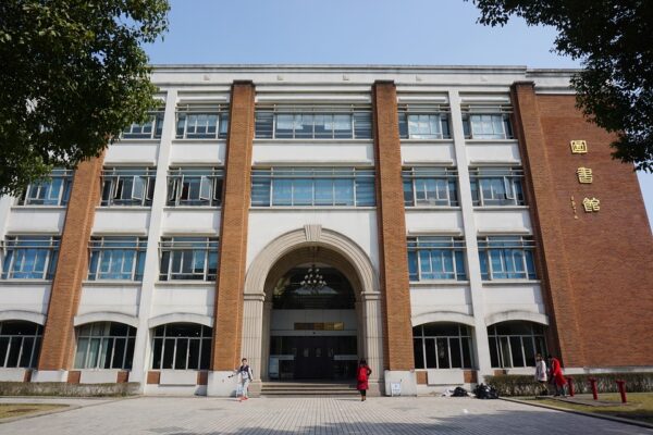 Dengan memenuhi syarat-syarat di atas, calon mahasiswa memiliki kesempatan untuk bergabung dengan Universitas Pertahanan Indonesia dan menjadi bagian dari mereka yang akan menjadi pemimpin di bidang pertahanan dan keamanan di Indonesia.